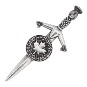 Op de afbeelding: Zilverkleurige kiltpin met een gestileerd zwaard met een esdoornbladontwerp op een rond schild.