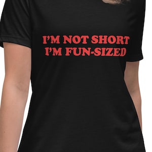 Camiseta feminina de modelagem relaxada: Camiseta com a frase "Não sou baixinha, sou do tamanho ideal para se divertir"