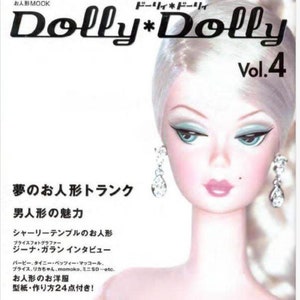 Könnte beinhalten: Ein Magazincover mit einer Puppe mit blonden Haaren und blauen Augen, die ein Tarnmusterkleid trägt. Das Magazin heißt "Dolly*Dolly" und der Titeltext lautet "Vol. 4" und "Träume von Puppen".