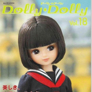 Puede incluir: Una portada de revista con una muñeca que lleva un uniforme escolar negro y rojo con un cuello blanco. El título de la revista es "Dolly*Dolly" y el número de volumen es "Vol. 18". El texto de la portada dice "Hermosas muñecas con uniforme escolar" y "Desfile de uniformes escolares de la posguerra".