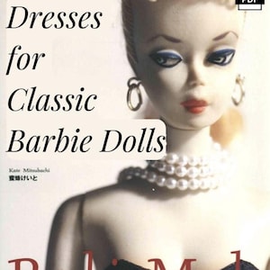 Può includere: Una copertina di libro con una bambola Barbie che indossa un abito nero e una collana di perle. Il titolo del libro è "Dresses for Classic Barbie Dolls" e l'autrice è Kate Mitsubachi. Il libro è pubblicato da Bunka Publishing Bureau.