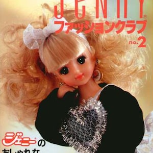 Op de afbeelding: Een tijdschriftcover met een pop met blond haar en een zwart-witte outfit. Het tijdschrift heet "Jenny Fashion Club" met nummer "2" op de cover. De tekst onder de pop luidt "Jennys eenvoudig te maken garderobe".