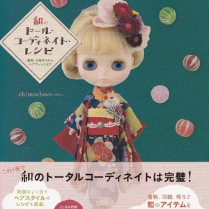 Op de afbeelding: Een boekomslag met een pop die een traditionele Japanse kimono draagt met een kleurrijk bloemenpatroon. De titel van het boek is "和のドール・コーディネイト・レシピ", wat vertaald "Japans poppencoördinatierecept" betekent.