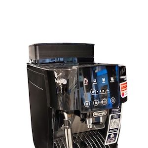 Peut inclure: Machine à espresso noire De'Longhi Magnifica S Smart avec un écran numérique et un bac d'égouttage en acier inoxydable. La machine possède deux becs verseurs et un réservoir d'eau amovible.