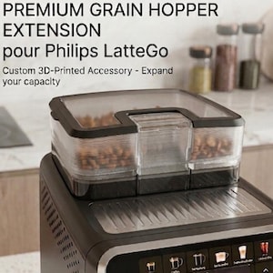Op de afbeelding: Een zwart-zilveren Philips LatteGo koffiemachine met een transparante, 3D-geprinte bonenreservoir-verlenging. De tekst op de afbeelding luidt PREMIUM GRAIN HOPPER EXTENSION pour Philips LatteGo Custom 3D-Printed Accessory.
