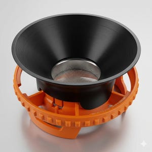 Op de afbeelding: Een zwart trechtervormig apparaat met een roestvrijstalen gaasfilter, geplaatst op een oranje, tandwielachtige basis. De basis heeft de tekst "PRO. SX 17.0 SERIES - MADE IN GERMANY". Het product lijkt een keuken- of laboratoriumgereedschap te zijn.