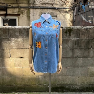 Camicia in denim vintage senza maniche con patchwork colorato – Taglia media da donna – Stile western con bottoni – Top grunge boho anni &#39;90 Y2K – Dakota Blue