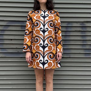 1960s Mod Mini Kleid - Pyschadelic Swirl Print - Lange Trompetenärmel - Vintage A-Linie Tunika - Retro Orange Schwarz Weißes Kleid - Größe S