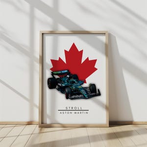 Puede incluir: Impresión enmarcada de un coche de carreras de Fórmula 1 verde y negro, con el texto "STROLL ASTON MARTIN" debajo. Una gran hoja de arce roja en el fondo, que sugiere un tema canadiense.