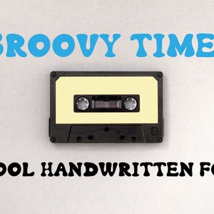 Op de afbeelding: Een retro cassettebandje met een crèmekleurig label en zwarte behuizing. De woorden "GROOVY TIMES" zijn blauw en "A COOL HANDWRITTEN FONT" is zwart, wat een vintage esthetiek creëert.