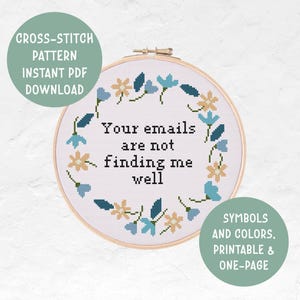 Op de afbeelding: Borduurpatroon met een bloemenkrans en de tekst "Je e-mails vinden me niet goed". Het patroon is printbaar en bevat symbolen en kleuren.