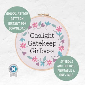 Peut inclure: Un motif de point de croix dans un cercle en bois avec les mots "Gaslight Gatekeep Girlboss" entourés d'une couronne florale. Le motif comprend des fleurs et des feuilles roses, bleues et violettes. Le texte de l'image indique "Téléchargement instantané PDF de motif de point de croix."