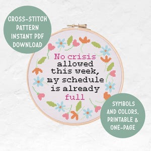 Könnte beinhalten: Kreuzstichmuster mit einem Blumenkranz und dem Text "Keine Krise erlaubt diese Woche, mein Zeitplan ist bereits voll". Das Muster enthält Symbole und Farben und ist auf einer Seite druckbar.