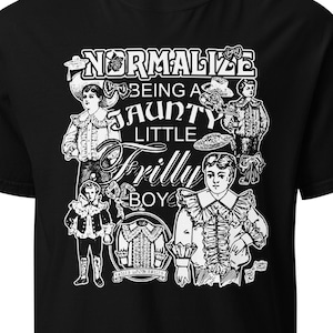Könnte beinhalten: Schwarzes T-Shirt mit einem weißen Grafikdesign, das eine Gruppe von Jungen in Rüschenkleidung und den Text "Normalisiere es, ein kecker kleiner Rüschenjunge zu sein" zeigt.