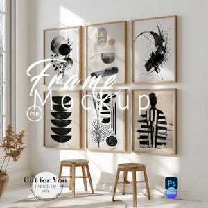 Può includere: Un'esposizione a parete con sei stampe artistiche incorniciate con disegni astratti in bianco e nero. Le cornici sono in legno chiaro. Il testo "Frame Mockup" è sovrapposto all'immagine. Due piccoli sgabelli in legno sono di fronte al muro.