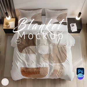 Może przedstawiać: Biały koc z geometrycznym wzorem w odcieniach brązu. Koc leży na łóżku z dwoma poduszkami. Na kocu widnieje napis "Blanket Mockup".