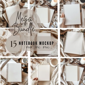 Puede incluir: Un conjunto de 15 maquetas de cuadernos que presentan varios estilos y tamaños de cuadernos con cubiertas en blanco. Los cuadernos están dispuestos sobre una superficie de madera rústica con un esquema de color neutro, que incluye blanco, beige y marrón. Las maquetas son perfectas para mostrar diseños, marcas o fotografía de productos.