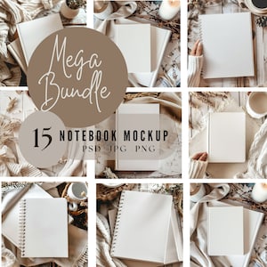 Puede incluir: Un conjunto de 15 maquetas de cuadernos que presentan diferentes estilos y tamaños de cuadernos con cubiertas en blanco. Los cuadernos están dispuestos sobre una superficie de madera rústica con una variedad de elementos decorativos, incluyendo flores secas, velas y tela.