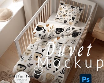 Puede incluir: Una cuna blanca con un juego de edredón y almohada con un estampado de tazas de café y hojas en negro, beige y blanco. Las palabras "Duvet Mockup" se muestran en el edredón. La imagen también incluye el texto "Gift for You 1 Mock-up FREE" y un icono de Photoshop.