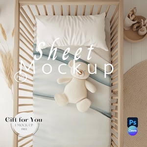 Peut inclure: Un lit bébé avec un oreiller blanc et un drap avec des rayures aquarelles bleues et beiges. Un ours en peluche crème repose sur le drap. Les mots "Sheet Mockup" sont affichés sur le drap. Le texte "Gift for You" est également visible.
