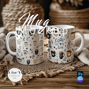 Puede incluir: Dos tazas de cerámica blanca con diseños temáticos de café. Una taza presenta varias ilustraciones de tazas de café y hojas. La otra taza tiene el texto "Coffee is My Love" y diseños de tazas de café.