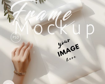Maqueta de póster con persona / Maqueta de rollo de póster / Maqueta de un tubo de póster con persona / Maqueta de detalle de primer plano / Maqueta PSD Photoshop Photopea Canva / 96