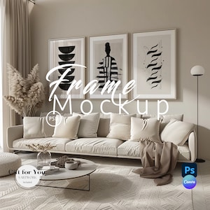 Könnte beinhalten: Wohnzimmer-Mockup mit beigem Sofa, Kissen und rundem Couchtisch. Drei gerahmte Kunstwerke mit abstrakten Schwarz-Weiß-Designs hängen an der Wand. Der Text "Frame Mockup" ist sichtbar. Eine Stehlampe und Pampasgras sind ebenfalls vorhanden.
