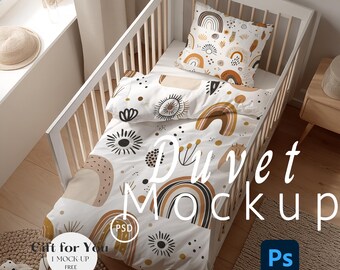 Puede incluir: Una cuna blanca con un juego de funda nórdica y almohada. La ropa de cama presenta un diseño de arcoíris, soles y elementos florales en marrón, beige y negro sobre un fondo blanco. La imagen incluye el texto "Duvet Mockup".
