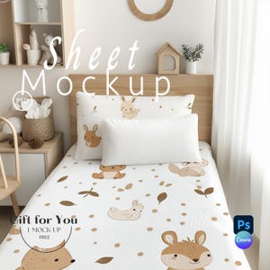 Puede incluir: Maqueta de sábana blanca con un patrón repetido de animales del bosque y hojas en marrón y beige. El texto "Sheet Mockup" se muestra en blanco. La imagen también incluye una almohada blanca y un cabecero de madera.