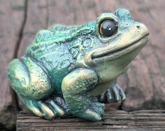 Realistic Concrete Frog Hand-Painted Cement Garden Frog Statue Outdoor Toad Sculpture Animal Frog Lover Housewarming Gift Stone Bull Frog