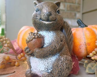 Hand-painted Concrete Squirrel Statue Cement Garden Animal Squirrel Figurine Indoor Outdoor Happy Fall Squirrel Acorn Autumn Tier Tray Decor