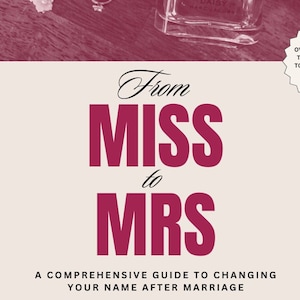 Puede incluir: Una guía titulada "De Miss a Mrs" con un esquema de color rosa y blanco. La guía es una guía completa para cambiar tu nombre después del matrimonio. La portada presenta un frasco de perfume, joyas y un globo de texto que dice "Más de 20 páginas de consejos y trucos para ahorrar tiempo y dinero!"