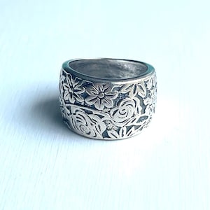 Silpada .925 Sterling Silver Floral Etched Ring.