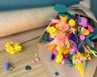 Bunter Trockenblumenstrauß mit personalisiertem Gruß, Regenbogenstrauß als Geschenk Boho Wohndekoration