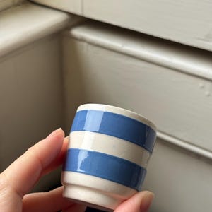 coquetier bleu et blanc style cornish vintage, cornishware, fabriqué en Angleterre, peint à la main
