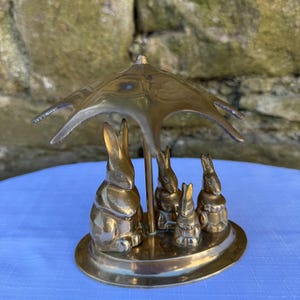 Ein schönes und einzigartiges Messing-Kaninchen- und Regenschirm-Verzierung, Kaninchen-Familie, Messingkaninchen