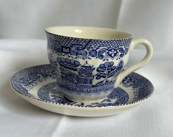 Barratts of Staffordshire Willow Pattern Teetasse und Untertasse, blau-weiße Transferware-Teetasse und Untertasse, blaue und weiße Keramik