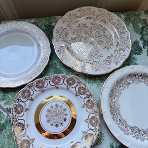 Set med 4 vintage guldfärgade blommiga tefat i porslin, blandade tillverkare