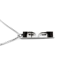Gepersonaliseerde menselijk oogketting, menselijke ogen aangepast cadeau, gegraveerde portretketting, cadeau voor haar voor hem, jubileumsieraden