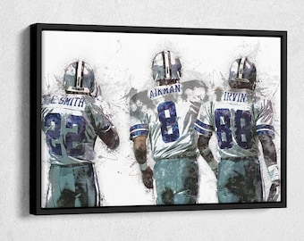 Puede incluir: Una pintura de acuarela de tres jugadores de fútbol americano con sus uniformes. Los jugadores llevan camisetas de los Dallas Cowboys con los números 22, 8 y 88. Los nombres de los jugadores son E. Smith, Aikman e Irvin.