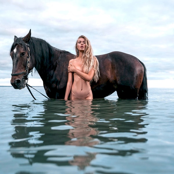 Fotografie "Pferd und Frau im Wasser." "2023, Gratis Versand, 15 x 21 cm / 5.9 x 8.3 inch" (116)