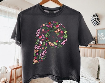 Camiseta Comfort Colors® Phillies Girl com Logo "P", Camiseta Floral com Logo dos Phillies, Camiseta Feminina de Beisebol, Camiseta para Mãe de Torcedor dos Phillies, Camiseta para Pai Torcedor dos Phillies