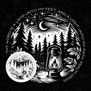 Może przedstawiać: Czarno-biała ilustracja przedstawiająca latarnię w leśnej scenerii pod gwiaździstym niebem. Tekst "Thy word is a lamp unto my feet, and a light unto my path. Psalm 119:105" otacza obraz.