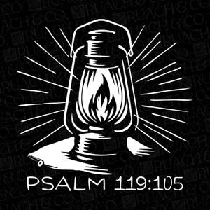Może przedstawiać: Czarno-biała grafika latarni z promieniami światła. Tekst "PSALM 119:105" jest wyświetlany pod latarnią. Tło przedstawia powtarzający się wz&oacute;r tekstu "RUACH & CO."