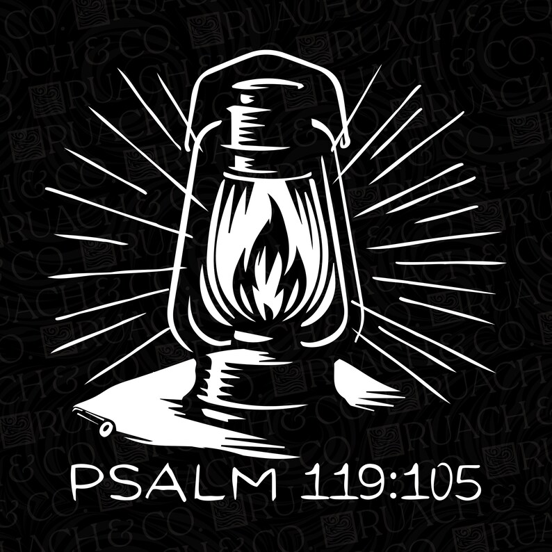 Może przedstawiać: Czarno-biała grafika latarni z promieniami światła. Tekst "PSALM 119:105" jest wyświetlany pod latarnią. Tło przedstawia powtarzający się wz&oacute;r tekstu "RUACH & CO."