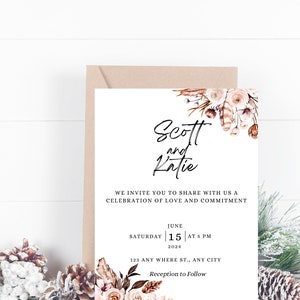 Könnte beinhalten: Eine Hochzeitseinladung mit einem floralen Design in Rosa-, Braun- und Weißtönen. Die Einladung lautet "Scott und Katie" und enthält das Datum und die Uhrzeit der Hochzeit: "Samstag, 15. Juni 2024 um 17:00 Uhr". Die Einladung enthält auch die Adresse: "123 Any Where St., Any City" und die Worte "Empfang im Anschluss".