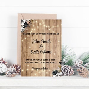 Könnte beinhalten: Rustikale Hochzeitseinladung mit Holzmaserung, Lichterketten und floralen Akzenten. Der Text lautet "Bitte nehmen Sie an der Hochzeit von John Smith & Katie Adams teil, Samstag, 11. Juli, 16:00 Uhr, Adresse des Veranstaltungsortes hier, Empfang im Anschluss."