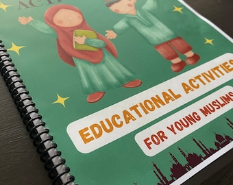 Puede incluir: Un libro de actividades verde con encuadernación en espiral. La portada presenta dos niños, una niña con un hiyab rosa y un niño con una gorra azul, sosteniendo un libro. El título es "Ramadan Activity Book" y el texto "Educational Activities for Young Muslims" está en letras doradas.