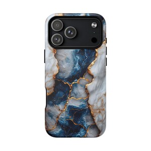 Könnte beinhalten: Smartphone-Hülle mit Marmormuster in Weiß, Blau und Gold. Die Hülle hat eine glänzende Oberfläche und ein schwarzes Kameramodul mit drei Objektiven.
