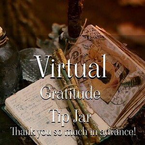Może przedstawiać: Otwarty dziennik z odręcznymi notatkami i dekoracyjnymi stronami, wraz z kilkoma zielonymi i złotymi świecami. Tekst "Virtual Gratitude Tip Jar" jest nałożony na obraz, z frazą "Thank you so much in advance!"